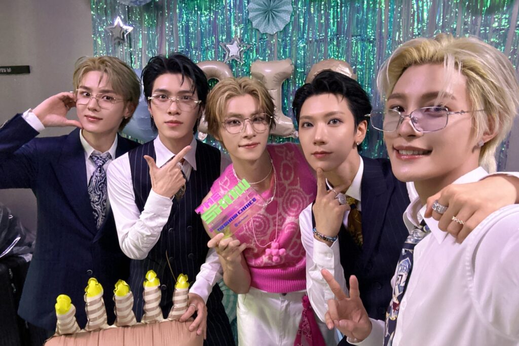 Assista: Wayv recebe a 1ª vitória para “Big Bands” em “The Show”; Performances de Ikon’s Jinhwan (Jay), Purple Kiss e mais Assista: Wayv recebe a 1ª vitória para “Big Bands” em “The Show”; Performances de Ikon’s Jinhwan (Jay), Purple Kiss e mais