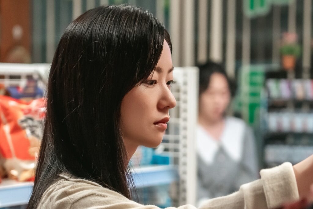 Jeon Yeo tem atraído atenção em todos os lugares que ela vai em sua nova vila em “Sra. Incognito”
