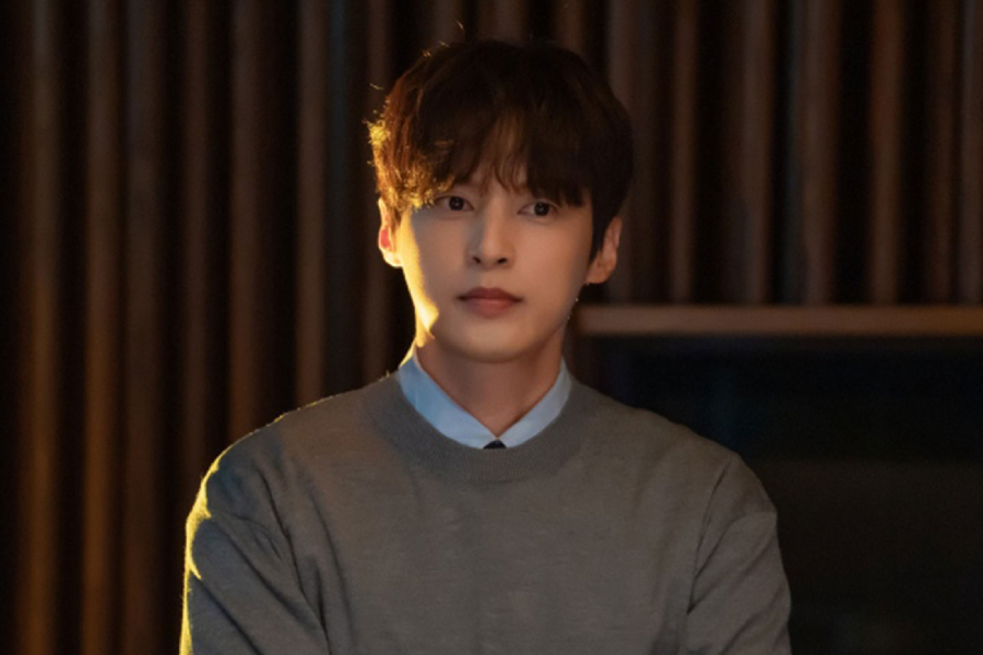 Yoon Sun Woo é um advogado gentil e de bom coração que se apaixona profundamente por Hahm Eun Jung em “First Man” Yoon Sun Woo é um advogado gentil e de bom coração que se apaixona profundamente por Hahm Eun Jung em “First Man”