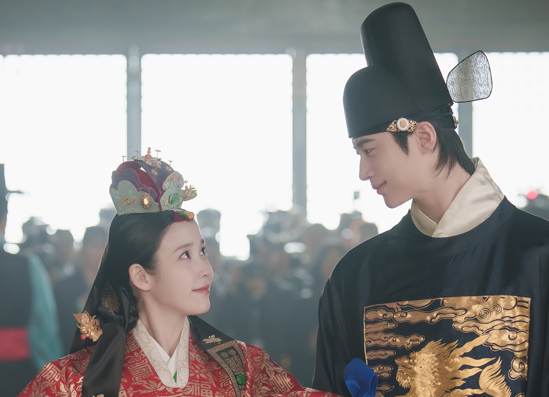 IU e Byeon Woo Seok Don usam roupas tradicionais para sua cerimônia de casamento em “Coroa Perfeita”