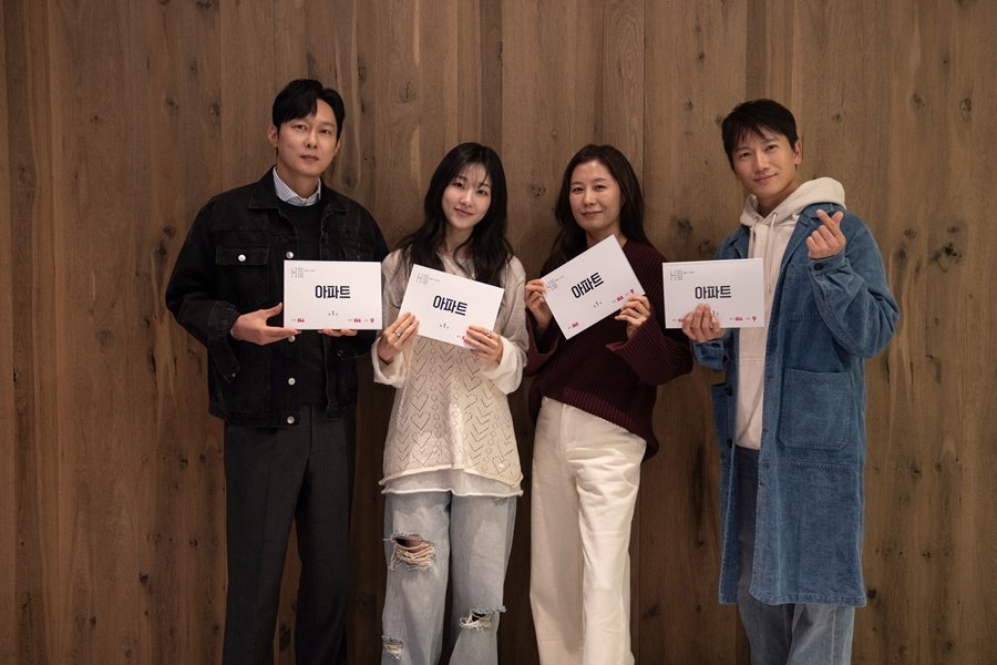 Ji Sung e Ha Yoon-kyung formam uma família falsa em Apartment Ji Sung e Ha Yoon-kyung formam uma família falsa em Apartment