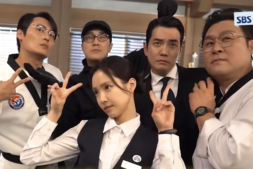 Assistir: So Ji Sub, Choi Dae Hoon, Yoon Kyung Ho, Joo Sang Wook e Son Naeun brincam no set de “Agente Kim Reativado”